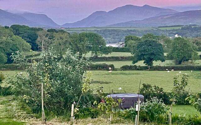 Shepherds Hut With Hot Tub, North Wales, Anglesey