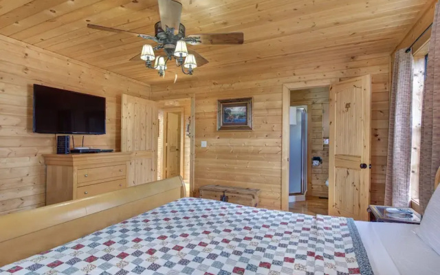 Woodland Wonder w/ Hot Tub and Pool Table!
