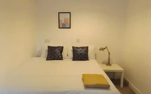 Room in Guest Room - Large Room in Coventry