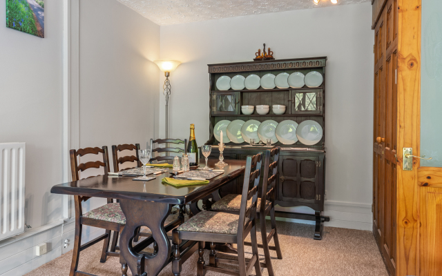 The Hollies - Short Walk to Beach, Peaceful Location, Parking