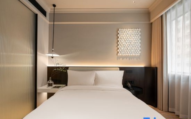 Treasury Superior King Bed Room (Smart Guest Control + Mobile Screen Casting + Mini Fridge) — фото 2