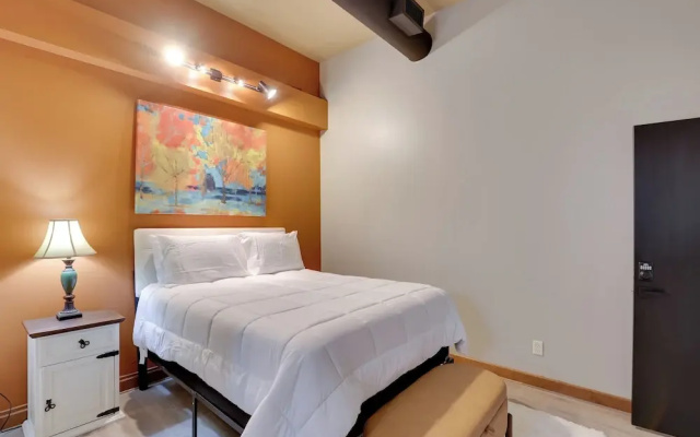 Ultimate Convenience: Historic Dtwn Marshall Apt!