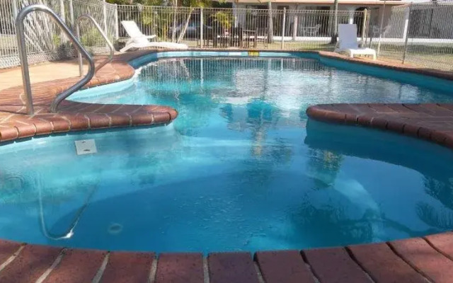 Kinka Palms Beachfront Apartments / Motel