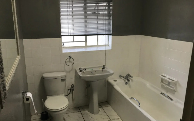 Aerotropolis Guest Lodge
