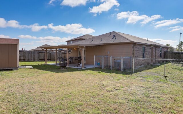 Texas Gulf Coast Home: Fire Pit, 12 Mi to Beach!