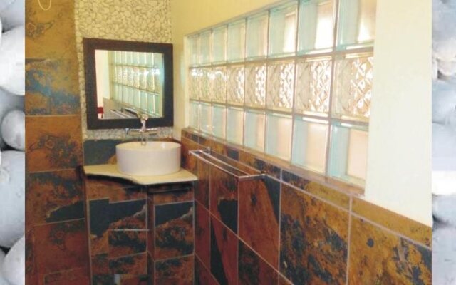 44 On Ennis Guest Lodge and Restaurant