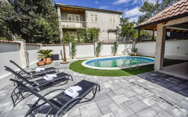 Holiday Home with Pool Oaza