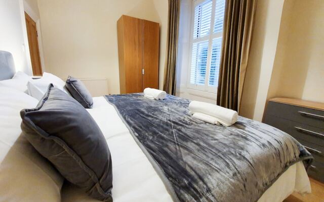 Linburn House Apartment