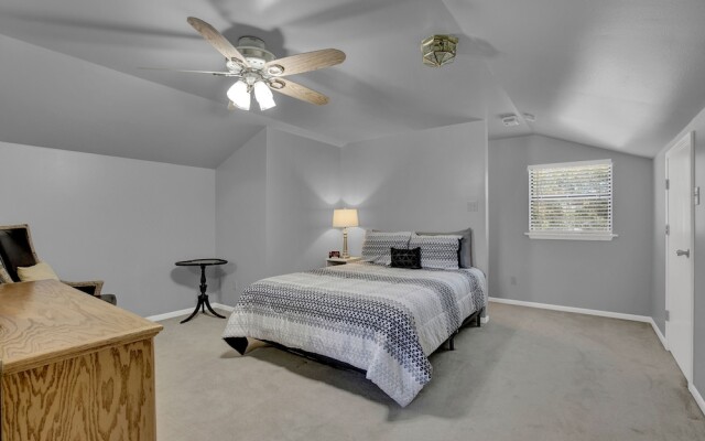 Charming Home With Hot Tub, Sauna & Grill!