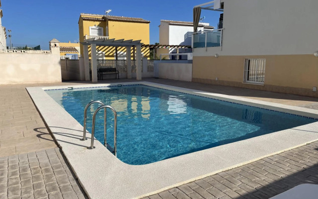Chalet a estrenar - Playa Oliva Nova. Piscina & Padel