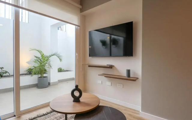 w Majestic 1BR Duplex in the Heart of Barranco