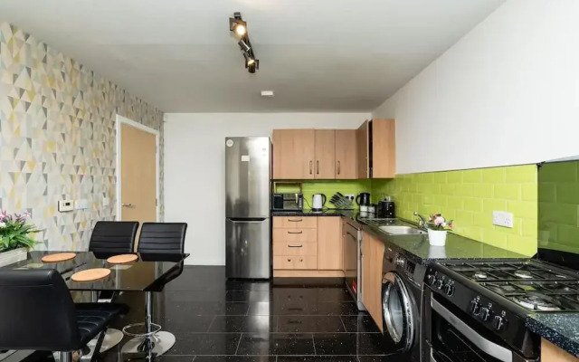 3 Bedroom House - Free Parking