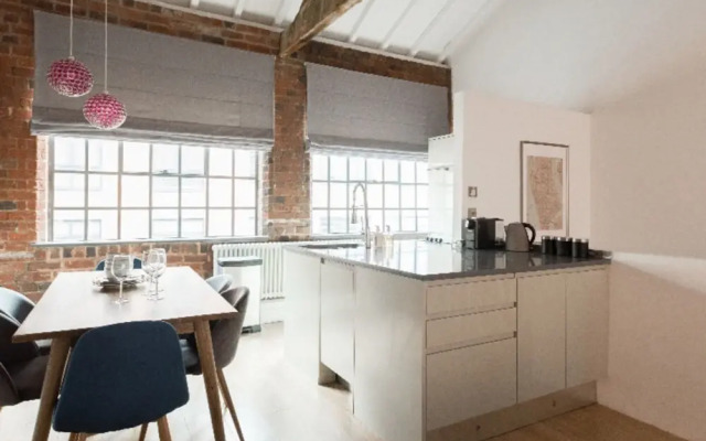 The Warehouse Loft - Trendy Converted Warehouse 3bdr