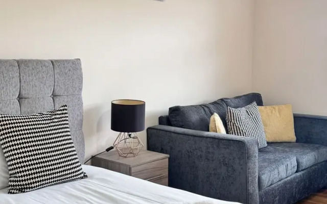 Heathrow Stay 5 Mins to the Terminals