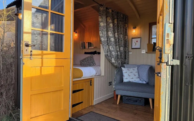 Cosy Romantic Shepherd hut in Open Countryside