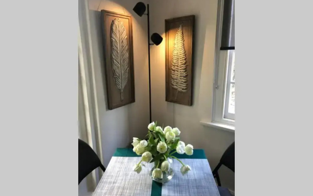 East Melbourne City Studio - Amazing Location & Sunny Charm