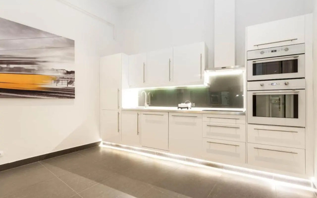 BpR Sophisticated Astoria Suite with Balcony