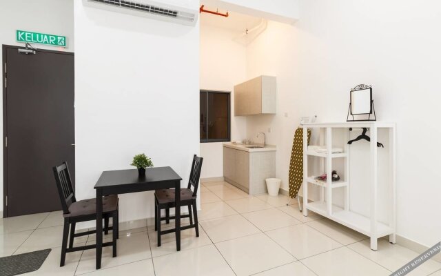 Bright and Comfy Studio 10 Minutes From Klcc
