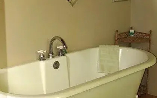 Wisteria Honeymoon Cottage - Suite of Angels