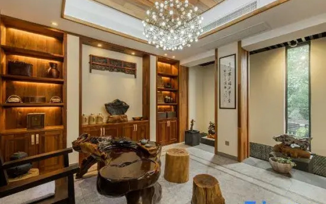 Anji Double Fish Hall Hot Spring Resort B&B (Longwangshan Canyon Drift Shop)