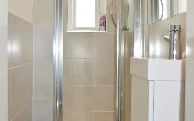 Comfy 1 Bedroom Apartment by Murrayfield