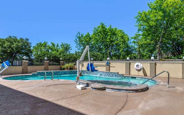 Comfort Suites - Near The Galleria