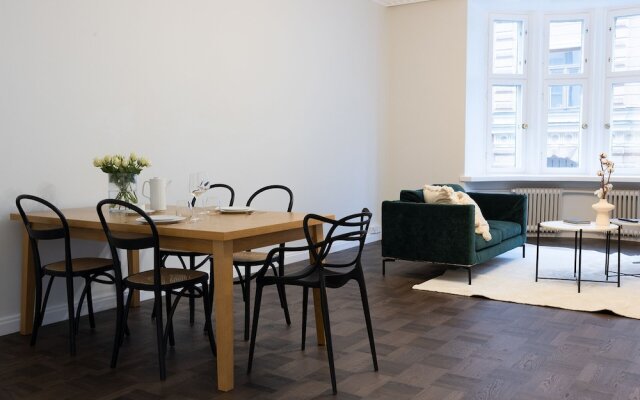 2ndhomes Stunning 3BR Apartment w Sauna