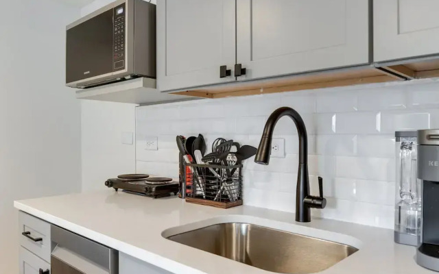 Jefferson Park Apartment: Walk to Empower Field!