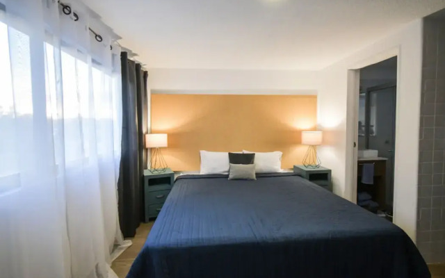 Expo Satelite 2750 Hotel & Suites