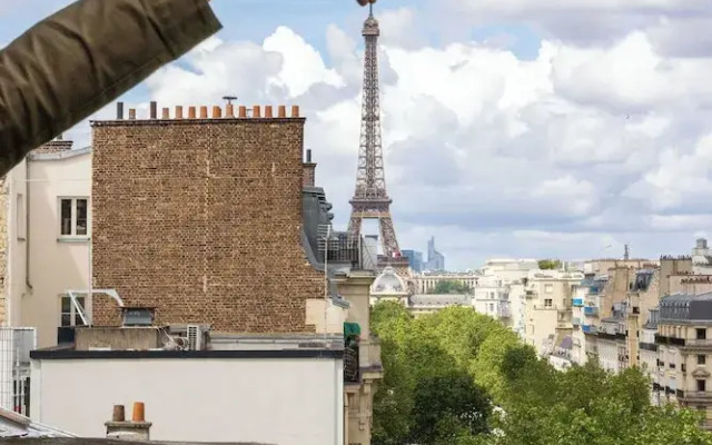 Apartment for 8 People in Grenelle