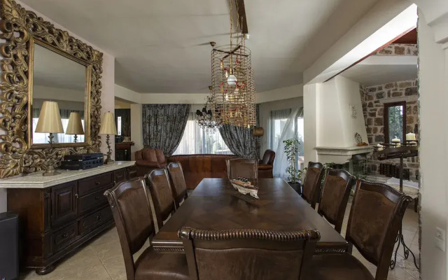 Luxury Villa Golden Crest with pool