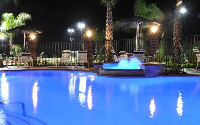 Holiday Inn Express Hotel & Suites Winnie by IHG