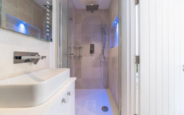 2 Bed - Very Convenient Location - South Terrace