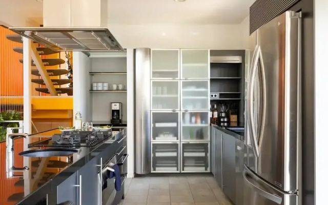 Beachcomber by AvantStay | 1 Block from Beach - Modern Estate w/ Ocean Views