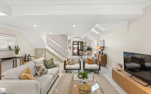 Beautiful Terrace Home With Courtyard