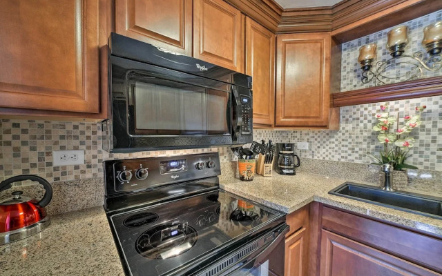 Downtown Air Conditioned Condo: Walk to Beaches