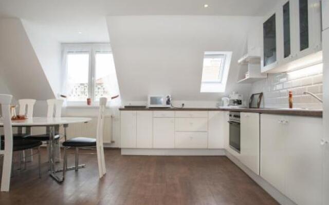 Riverside flat with King Castle view