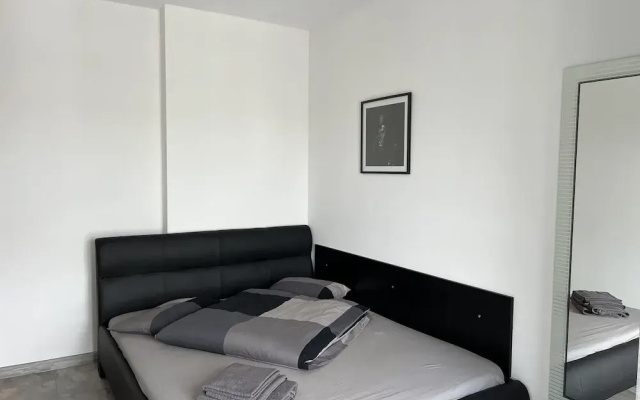 Cozy 2-Room Penthouse Lakeview W14