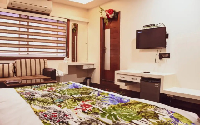 OYO Premium AB Road Bhavarkuan