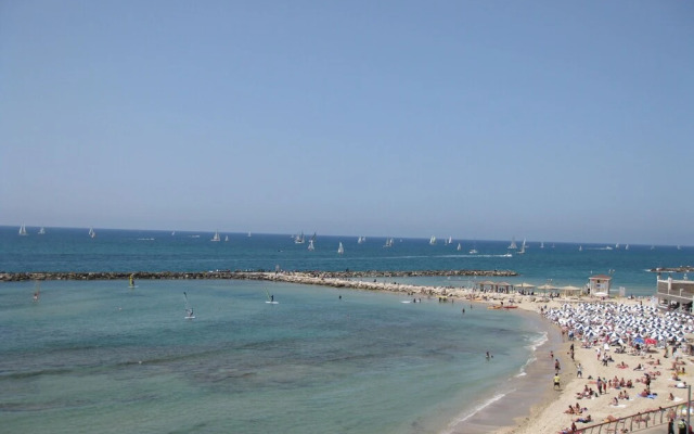 Rothschild Chic Studio