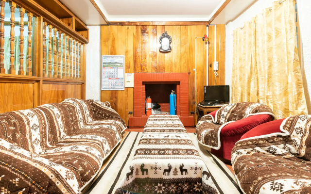 OYO 122 The Peak Pines Pension