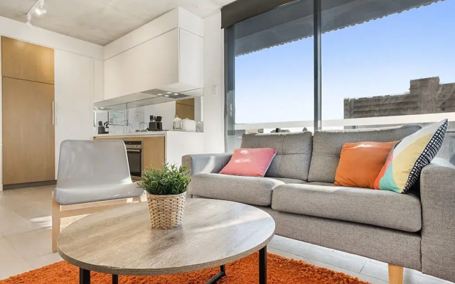 Comfy 2-bed Balcony Unit Near Chapel St
