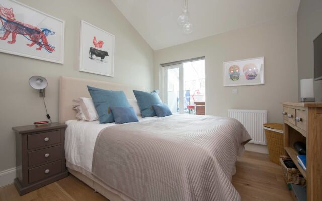 Chic 2 Bedroom Garden House in Dalston