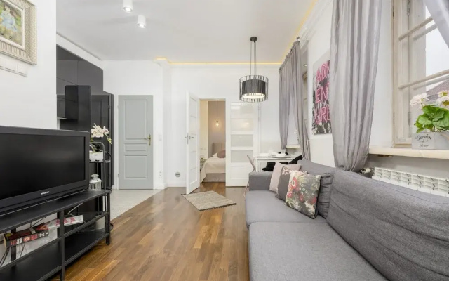 Atmospheric Mariensztat by Renters