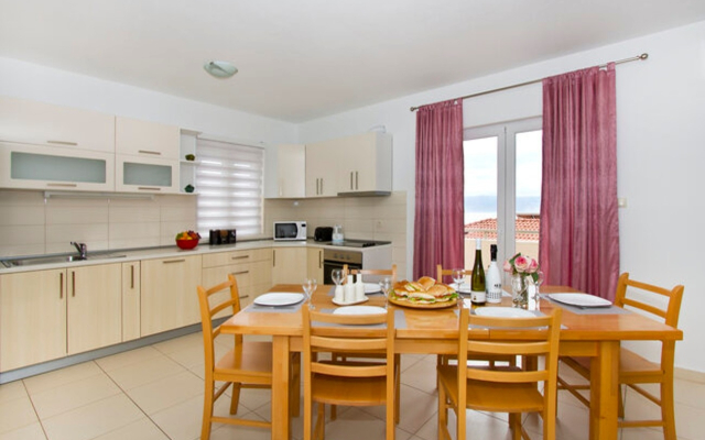 Holiday house Miho - with pool : Omis, Riviera Omis