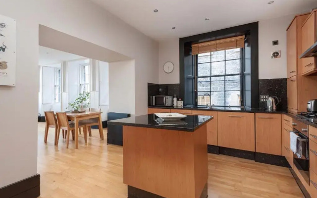 Parliament Sq (apt 3) Royal Mile