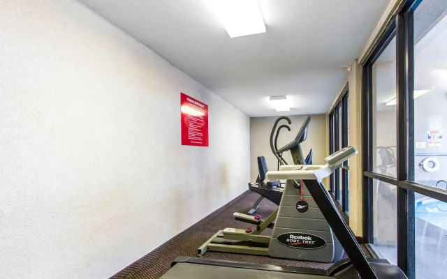 Econo Lodge Inn & Suites