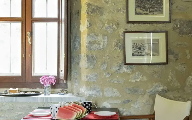 Holiday Home With Garden in Leonidio