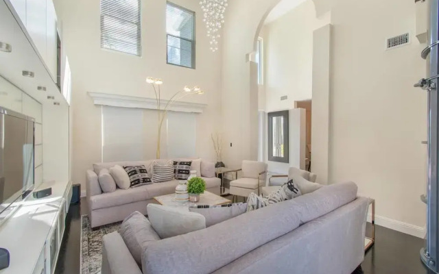 Hollywood Dream House - 5 Bedroom with Heated Pool