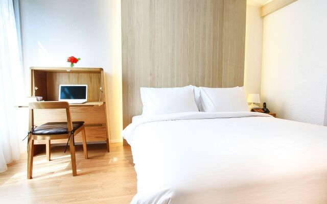 Balcony Seaside Sriracha Hotel & Serviced Apartments (SHA Extra Plus)